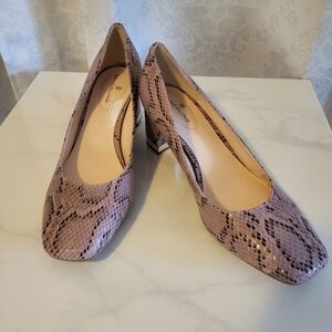 Bandolino Damen Claire Pumps, Women Size 9.5M, pink Snakeskin, Slip on, Casual